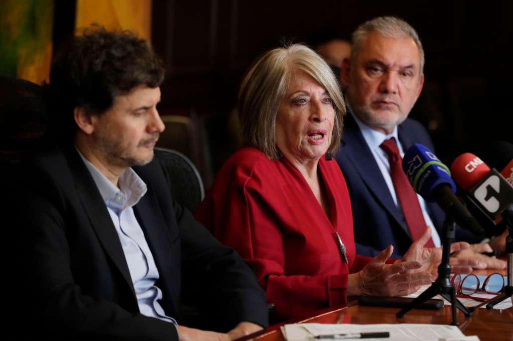 BOG400. BOGOTÁ (COLOMBIA), 21/09/2022.- La ministra de Agricultura, Cecilia López Montaño (c), habla hoy, durante una rueda de prensa en Bogotá (Colombia). López Montaño anunció este miércoles que la reforma agraria del gobierno arranca con la titulación de 681.372 hectáreas de tierra que beneficiarán a campesinos, indígenas y afrodescendientes. EFE/ Carlos Ortega