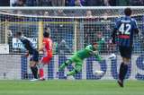 Ospina le ganó a Muriel el duelo de colombianos en la Serie A