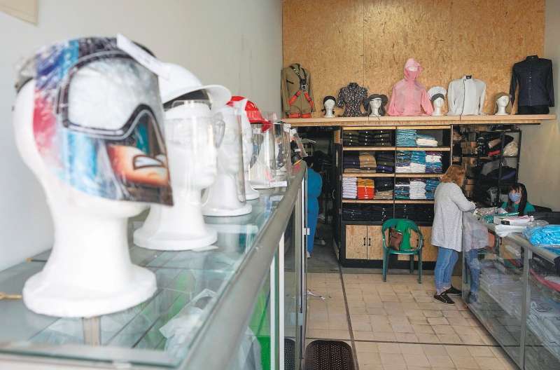 Uno de los focos de reactivación de la industria textil y de la confección fue la producción de materiales de protección para el sector salud y para los usuarios finales. / Bloomberg