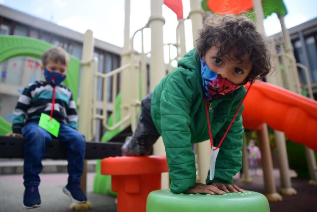Cerca de 400 instituciones de educación oficial de la capital abrieron sus puertas a la comunidad escolar más grande del país, con más de 800.000 estudiantes de jardín, preescolar, primaria y bachillerato inscritos.