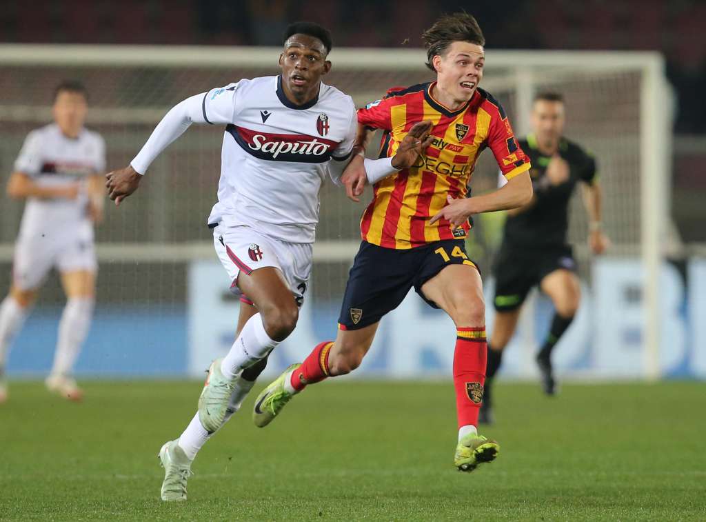 Lecce (Italy), 09/02/2025.- US Lecce's Johann Helgason (R) adn FC Bologna's Jhon Lucumi (L) in action during the Italian Serie A soccer match US Lecce vs Bologna FC at the Via del Mare stadium in Lecce, Italy, 09 February 2025. (Italia) EFE/EPA/ABBONDANZA SCURO LEZZI