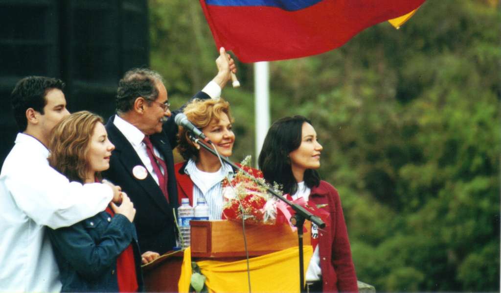 Serpa y su familia en el puente de Boyacá.