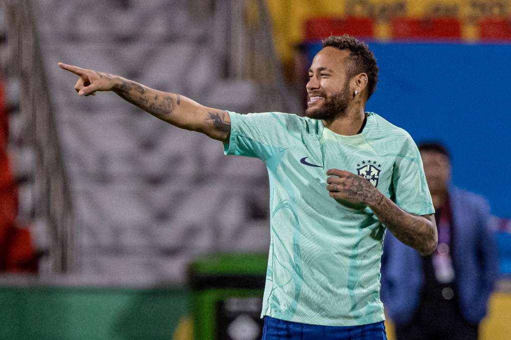 Doha (Qatar), 04/12/2022.- Brazil's players Neymar (R) attends a training session of the national soccer team of Brazil in Doha, Qatar, 04 December 2022. Brazil will face South Korea in their FIFA World Cup 2022 round of 16 soccer match on 05 December 2022. (Mundial de Fútbol, Brasil, Corea del Sur, Catar) EFE/EPA/MARTIN DIVISEK