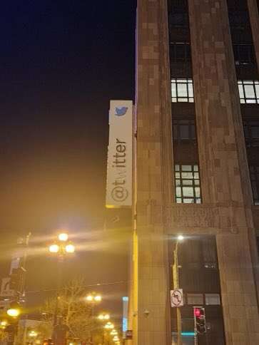 El CEO de la red social publicó una imagen del letrero con la W pintada en blanco para que se camuflara con el fondo.