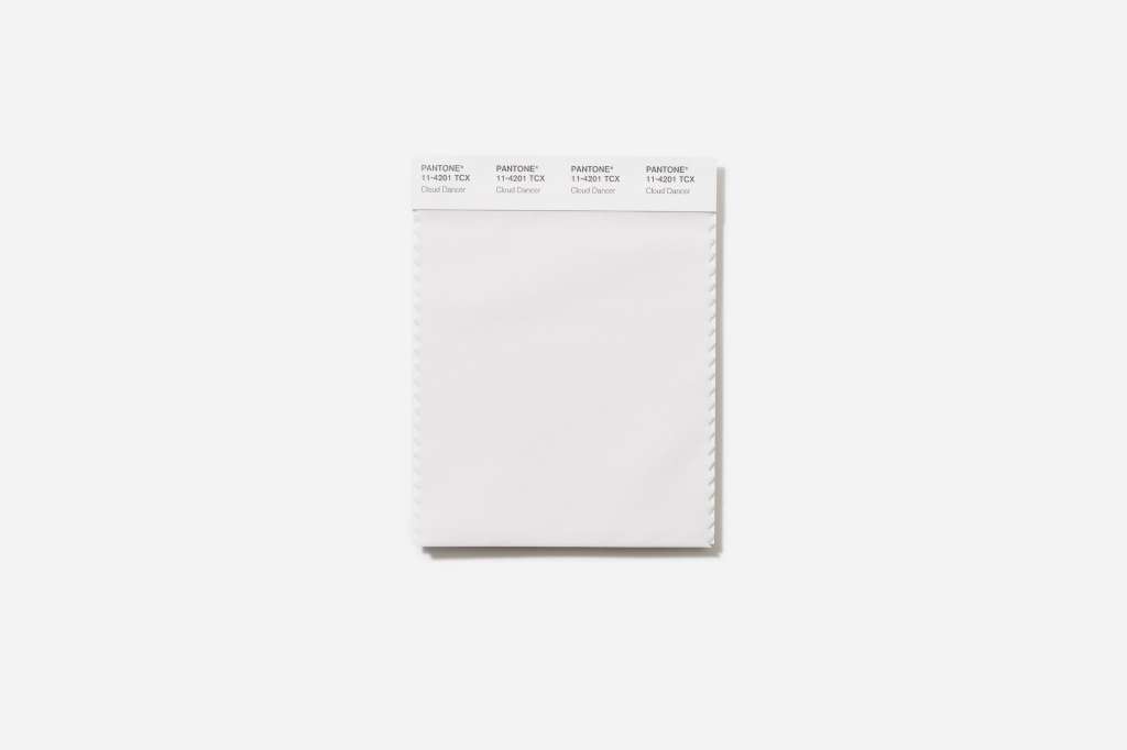 Cloud Dancer, cuyo nombre oficial es PANTONE 11-4201, será el color de 2026. / Pantone - The New York Times