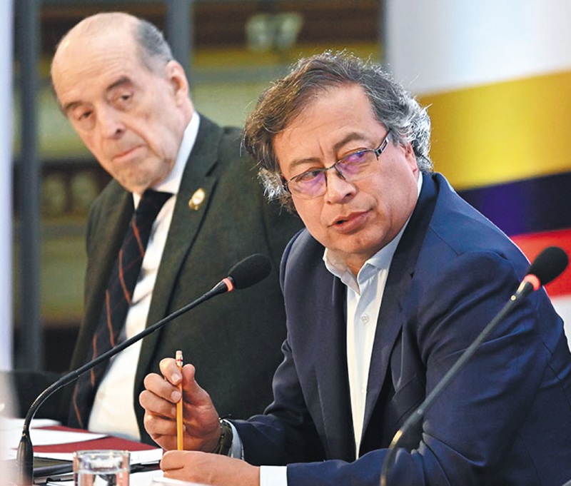 El presidente Gustavo Petro junto a quien fuera su primer ministro de Relaciones Exteriores, Álvaro Leyva, durante una reunión en Tulcán (Ecuador).