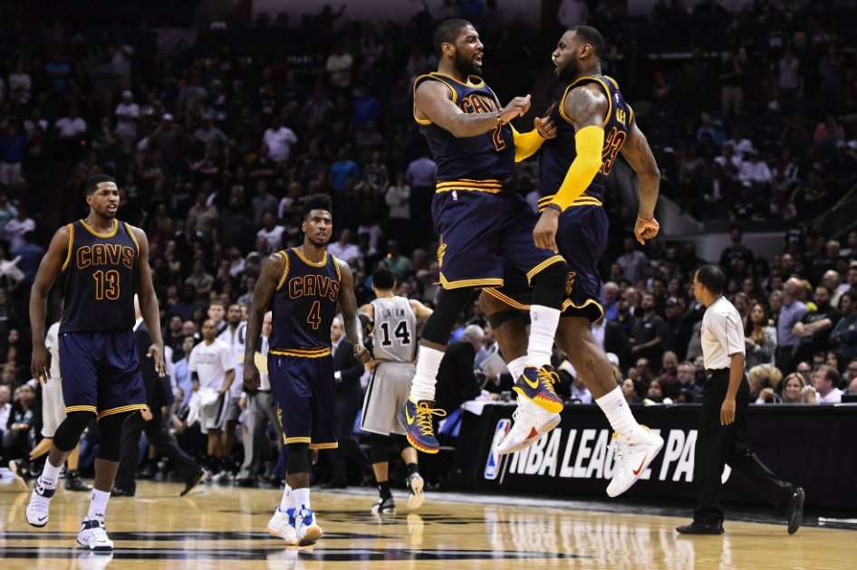 LeBron James y Kyrie Irving celebran un triple contra los Spurs. / EFE