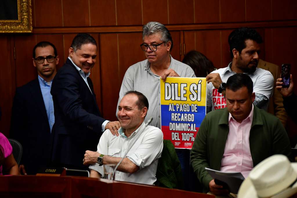 Ministro de Trabajo durante el debate de la reforma laboral del gobierno de Gustavo Petro la cual se hundió en la Comisión Séptima del Senado