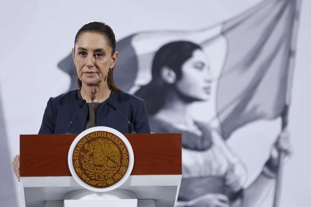 MEX7934. CIUDAD DE MÉXICO (MÉXICO), 06/11/2025.- La presidenta de México, Claudia Sheibaum, habla durante una rueda de prensa este jueves, en el Palacio Nacional, en Ciudad de México (México). La visita a México del presidente francés, Emmanuel Macron, este viernes será la primera de un líder europeo desde que la presidenta mexicana, Claudia Sheinbaum, asumió el cargo en octubre de 2024, y ambos líderes buscarán reforzar las relaciones económicas, comerciales y culturales entre ambos países. EFE/Sáshenka Gutiérrez