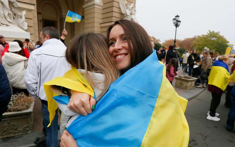 Odesa (Ukraine), 12/11/2022.- Ukrainians who lived in Kherson and left it due to the Russian occupation, celebrate in downtown of the South Ukrainian city of Odesa, 12 November 2022. Ukrainian troops came into Kherson on 11 November to continue to retake the South of Ukraine from Russian troops. Russian troops entered Ukraine on 24 February 2022 starting a conflict that has provoked destruction and a humanitarian crisis. (Rusia, Ucrania) EFE/EPA/STR