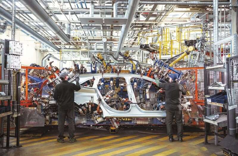 El comercio, fabricación y reparación de vehículos fueron algunas de las actividades aprobadas para su reactivación.  / Getty Images. 