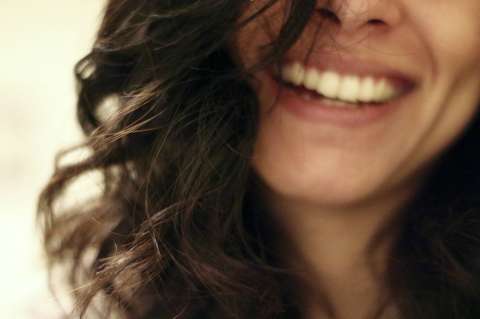 Mujer se ríe cuando le hacen cosquillas a otras personas