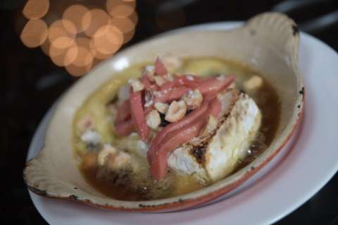 Usted también puede preparar brie horneado con cascos de guayaba y panela