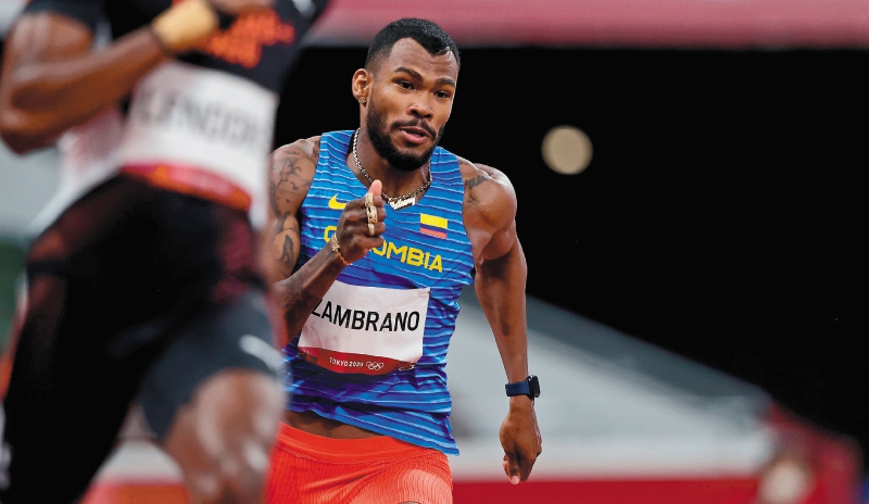 El colombiano Anthony Zambrano clasificó a las finales de los 400 metros. EFE.