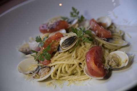 Receta para preparar linguini con almejas y tomates asados