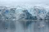 Un enorme bloque de hielo, a punto de despegarse de la Antártida