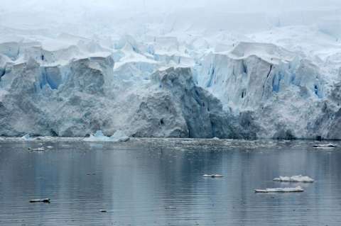 Un enorme bloque de hielo, a punto de despegarse de la Antártida