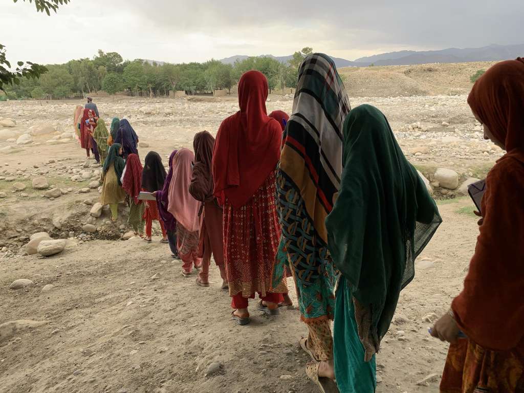 ACHIN DISTRICT (Afghanistan), 05/06/2026.- Students go to attend a lesson in the open air at a public school in Achin district, Nangarhar province, Afghanistan, 04 June 2026 (issued 05 June 2026). Thousands of Afghan children in remote areas continue to study without proper school buildings, desks or enough textbooks, often attending classes in tents or under the open sky despite harsh weather conditions. (Afganistán) EFE/EPA/STRINGER