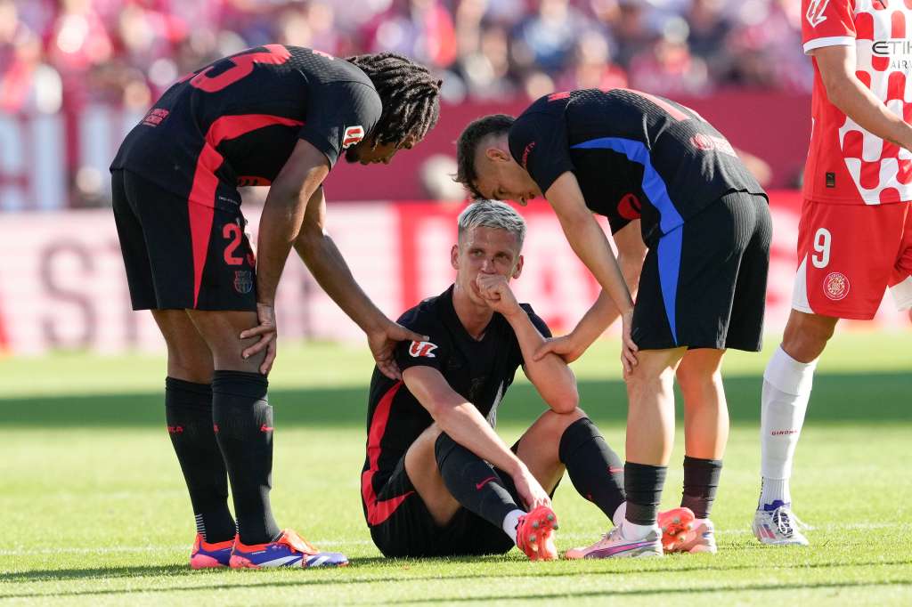 GIRONA (CATALUÑA), 15/09/2024.- El delantero del Barcelona Dani Olmo en el suelo por lesión este domingo, durante el partido de la 5a jornada de LaLiga EA Sports, entre el Girona FC y el FC Barcelona, en el estadio Montilivi de Girona. EFE/ Alejandro García