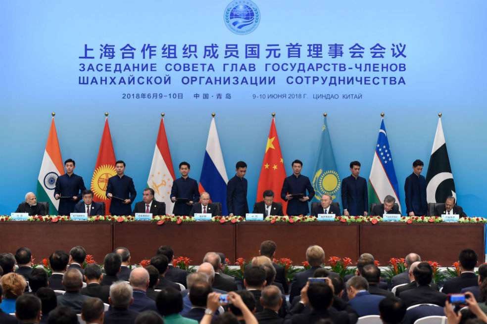 Los presidentes de China, Rusia, Kasajistán, Kirguistán, Tajikistán y Uzbekistán junto a India y Pakistán, se reunieron en Shanghai. / AFP