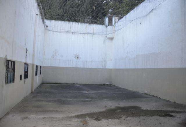 Así luce uno de los espacios del centro penitenciario previo a su intervención.