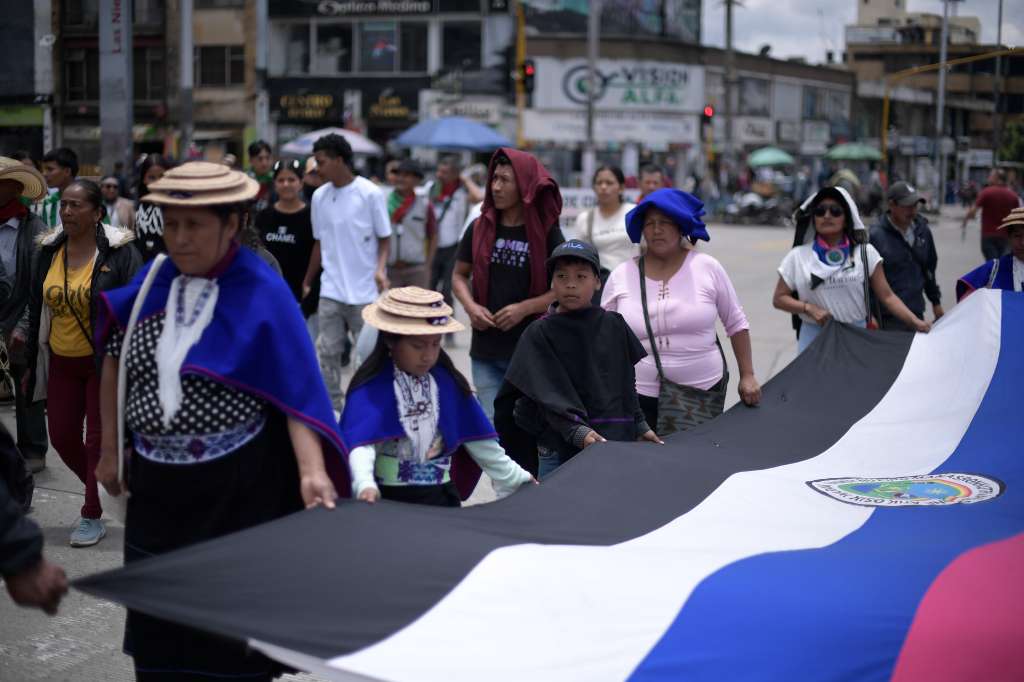 Más de 1.500 indígenas de Piandamó (Cauca) y Nariño llegaron a Bogotá en chivas, luego se instalaron en la Plaza de Bolívar a la espera de que el presidente Gustavo Petro los escuche.