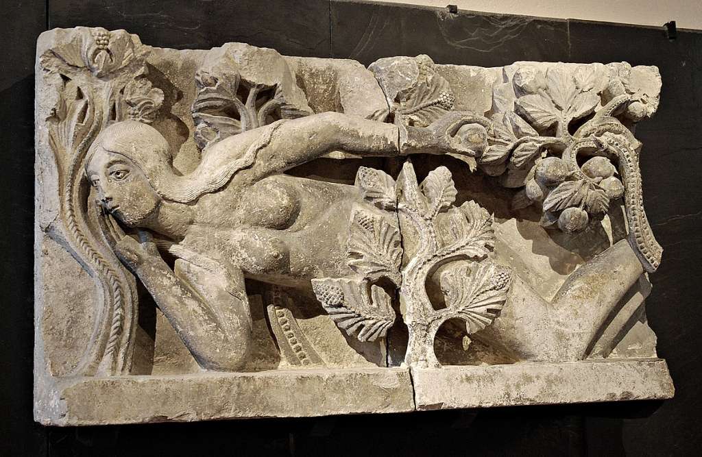 En palabras de Collin Morris, estudioso de los cambios de la individualidad en la Edda Media, “La Eva grabada en Autun antes de mediados de siglo por el escultor Gislebert ha sido considerada la primera mujer seductora del arte occidental después de la caída de Roma”.