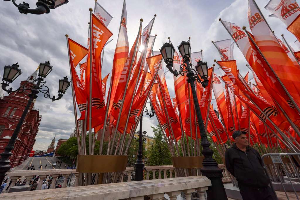MOSCOW (Russian Federation), 04/05/2025.- A man stands near decorations for the Victory Day celebrations near the Kremlin in downtown Moscow, Russia, 04 May 2025. Russia will mark on 09 May the 80th anniversary of the victory of the Soviet Union over Nazi Germany and its allies in World War II. (Alemania, Rusia, Moscú) EFE/EPA/SERGEI ILNITSKY
