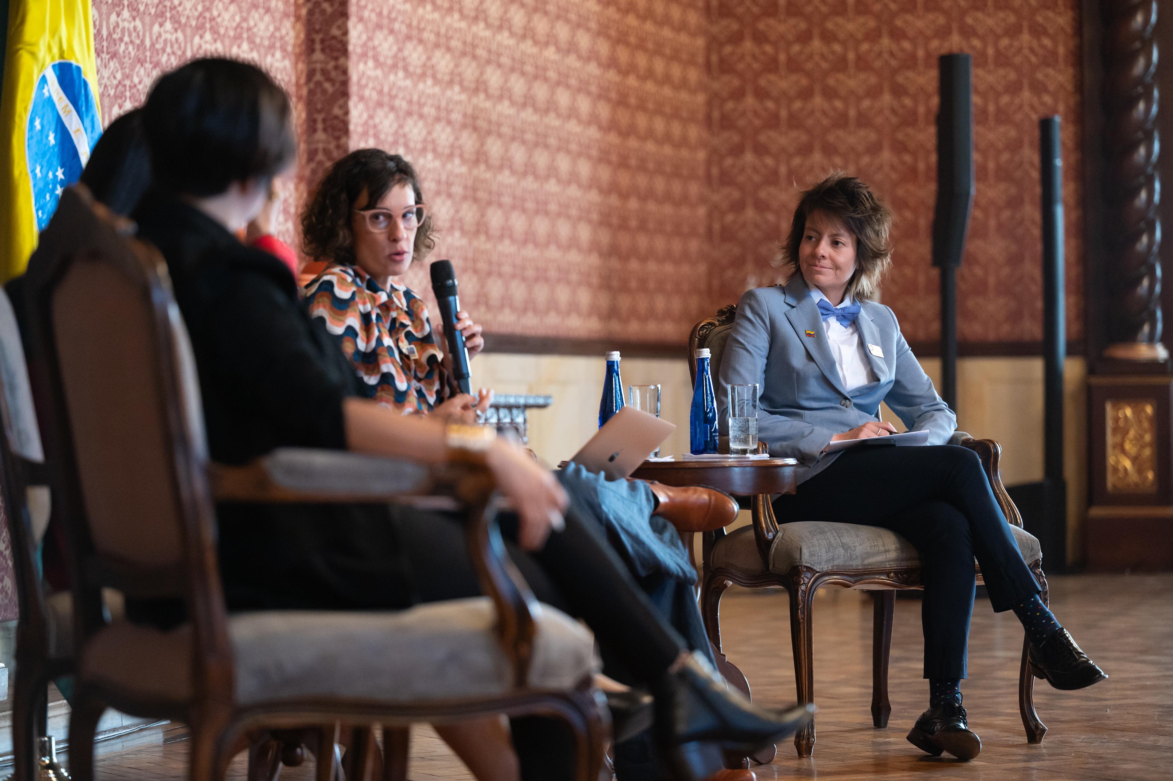 Diana Parra, asesora de género para la Cancillería de Colombia junto a Vanessa Dolce de Faria, alta representante para temas de género del Ministerio de Relaciones Exteriores de Brasil durante su visita a Colombia.