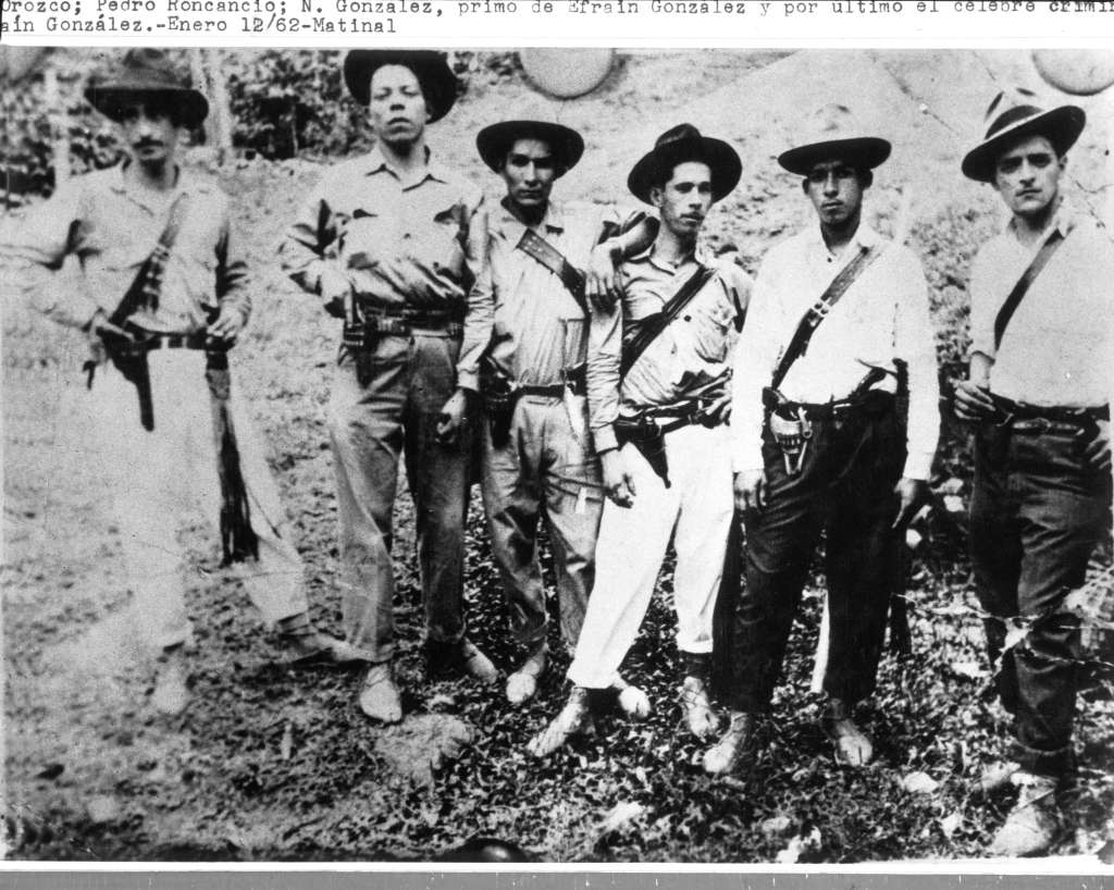 Un grupo de “pájaros” de la época de La Violencia, entre ellos, Efraín González Téllez.