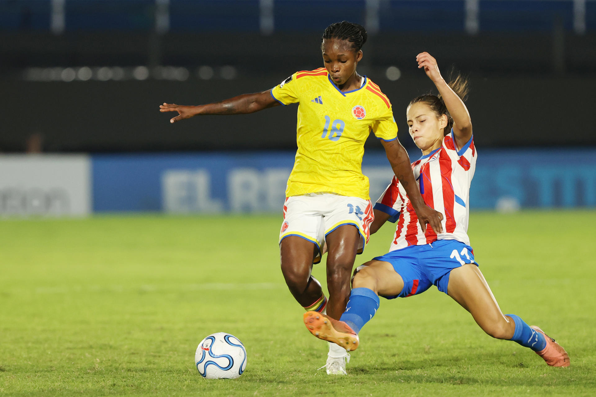 AMDEP6636. ASUNCIÓN (PARAGUAY), 09/06/2026.- Claudia Martínez (d) de Paraguay disputan el balón con Linda Caicedo de Colombia este martes, en un partido de la Liga de Naciones en el estadio Defensores del Chaco en Asunción (Paraguay). EFE/Juan Pablo Pino