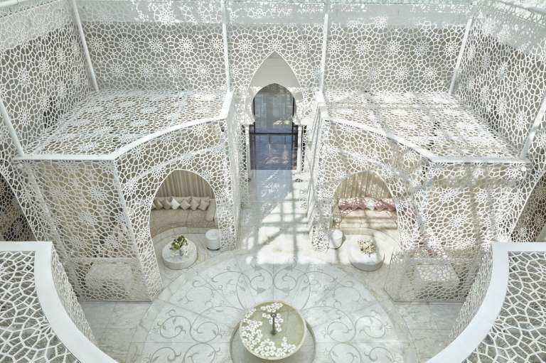 Un imperdible es el Royal Mansour Spa, nombrado el mejor spa de hotel del mundo, para experimentar una auténtica experiencia de hammam marroquí. Una joya escondida donde la pureza del mármol blanco nacarado y el suave murmullo de las fuentes preparan el escenario para la relajación pura utilizando ingredientes de la más alta calidad como el aceite de argán y la arcilla de las montañas del Atlas.