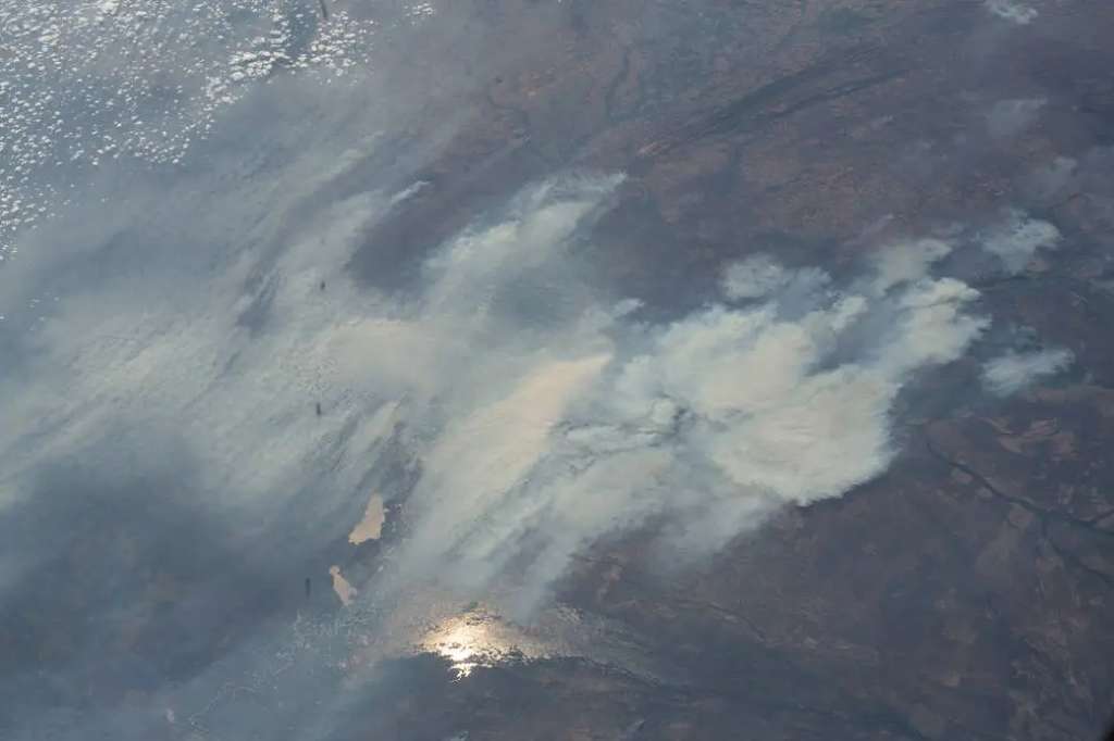 Se muestran incendios forestales en la selva amazónica en 2020 mientras la Estación Espacial Internacional orbita sobre la frontera entre Bolivia y Brasil. /NASA