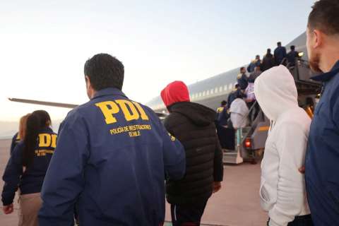 Chile sigue deportando colombianos: el gobierno Kast impulsó su tercer vuelo de expulsión