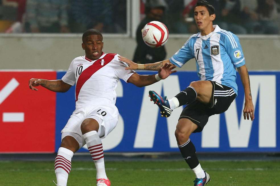 Jefferson Farfán disputa la pelota con Ángel Di María (der.), en el duelo de anoche en Lima. / EFE