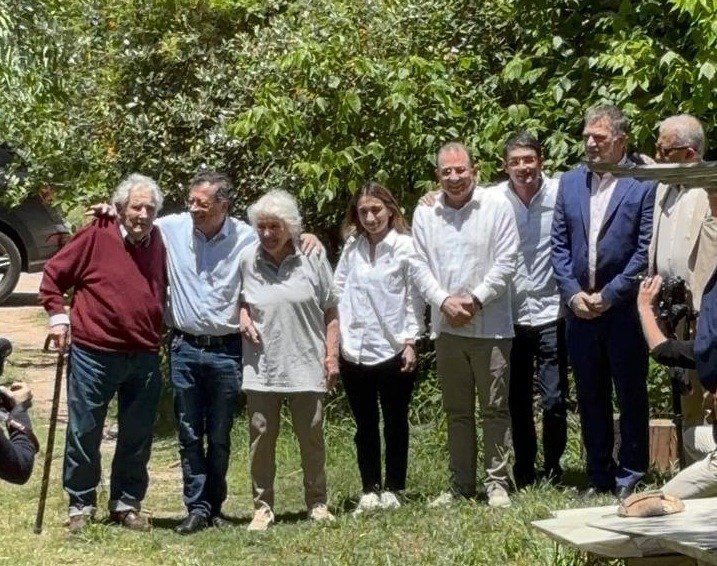 Petro le entregó a Mujica la Cruz de Boyacá en Uruguay: así fue la ceremonia