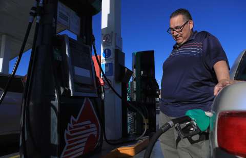 Gobierno reduce precio de la gasolina en COP 500 desde febrero