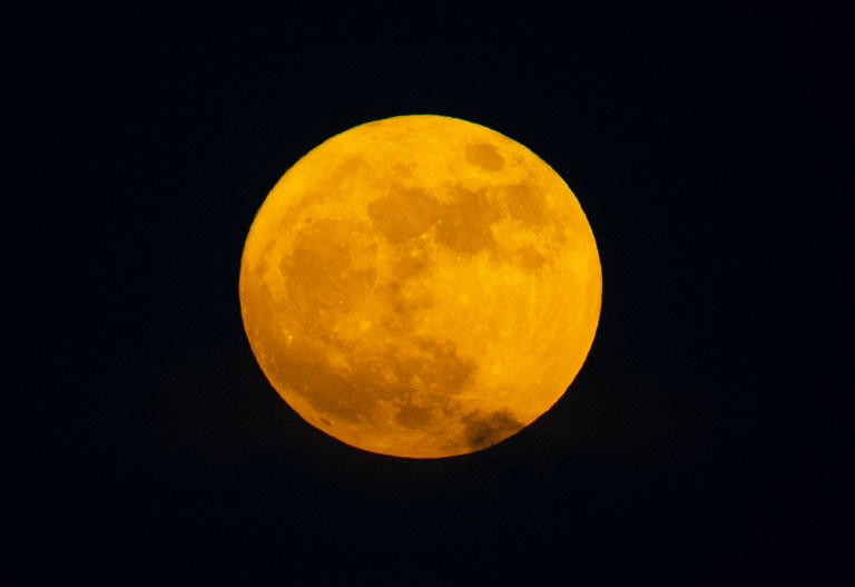 SANTO DOMINGO (REPÚBLICA DOMINICANA), 30/08/2023.- Fotografía que muestra la superluna azul, hoy en Santo Domingo (República Dominicana). EFE/Orlando Barría