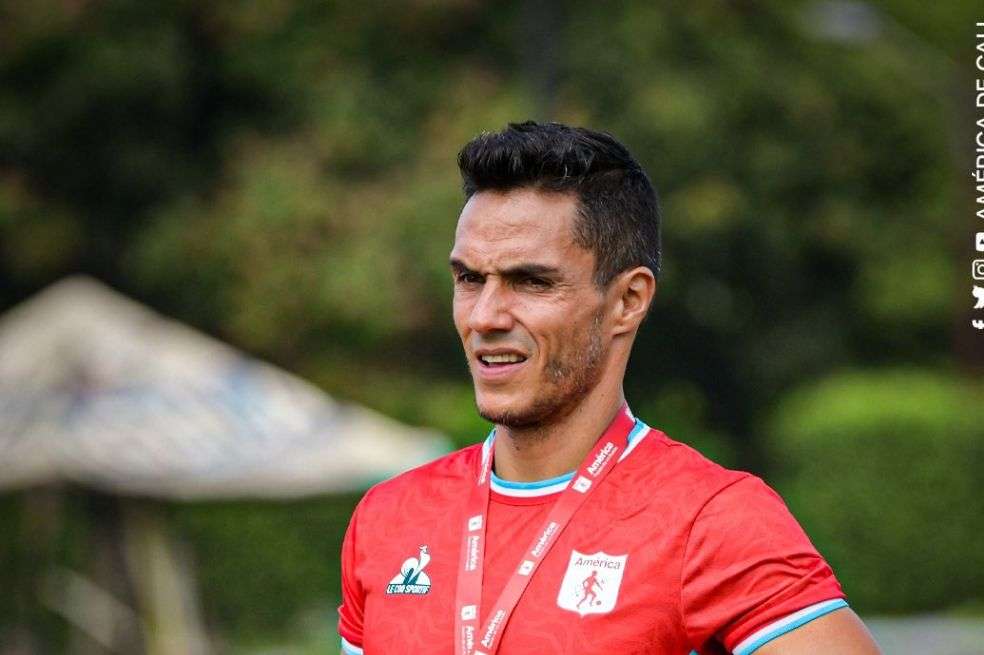 Lucas González, entrenador de los escarlatas.