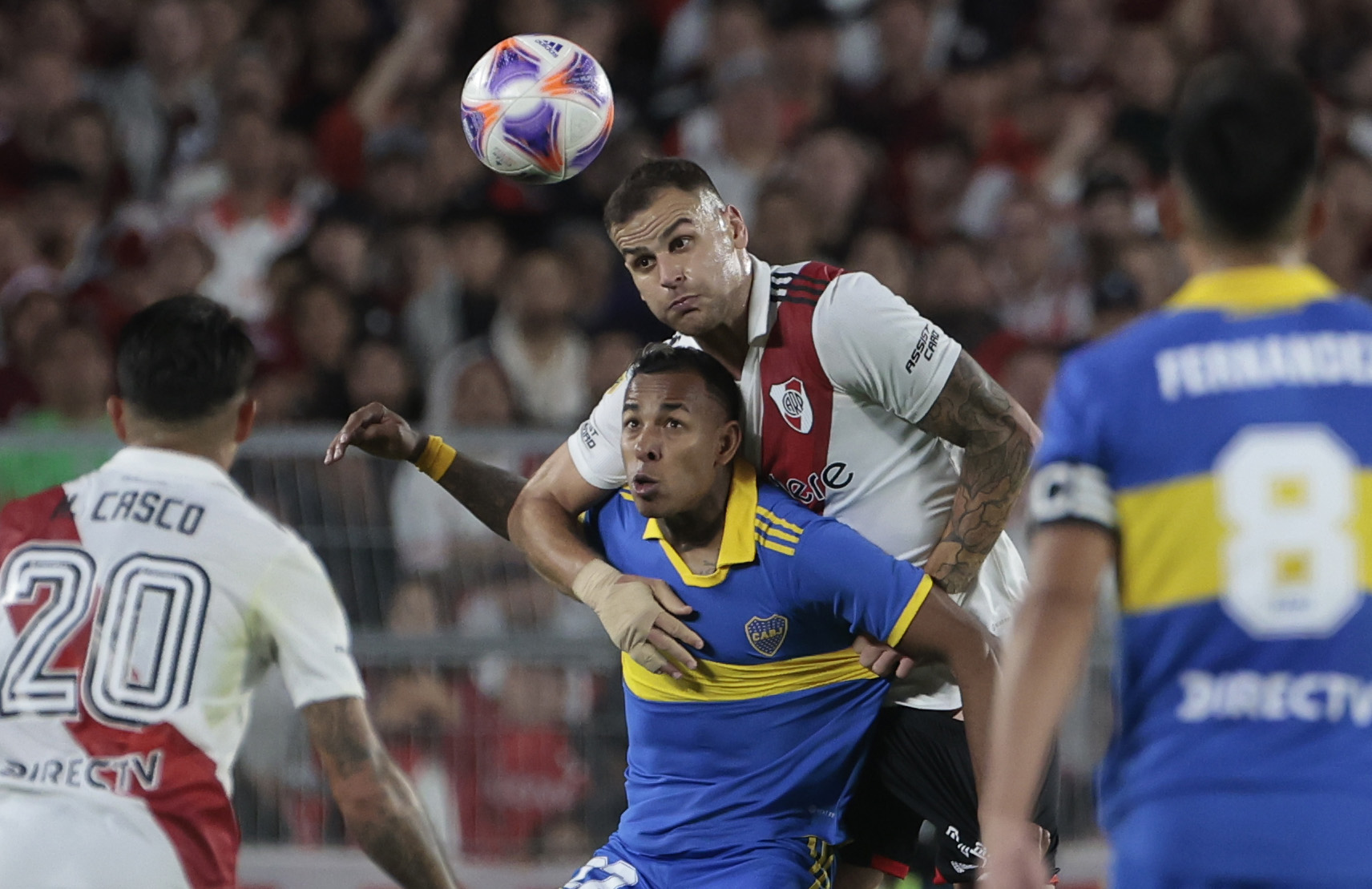 AME7940. BUENOS AIRES (ARGENTINA), 07/05/2023.- Leandro González Pírez (arriba) de River disputa el balón con Sebastian Villa de Boca hoy, durante un partido del campeonato de Primera División disputado en el estadio Monumental de Buenos Aires (Argentina). EFE/Juan Ignacio Roncoroni