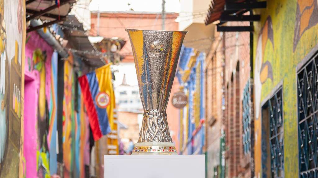 El trofeo de la Europa League en Bogotá