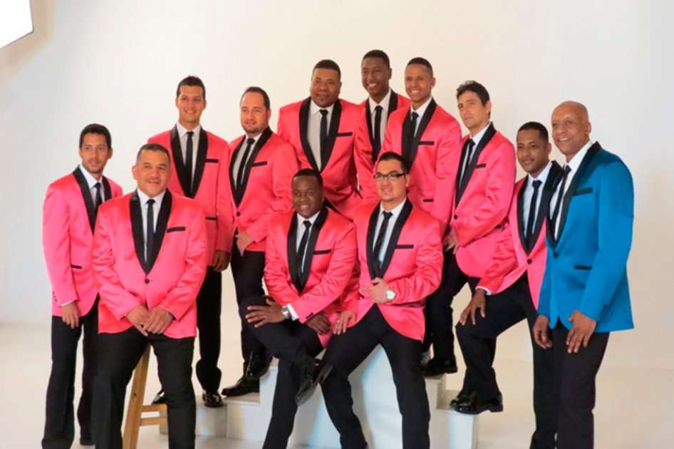 Los músicos de Guayacán en los estudios de Carlos Lora.
