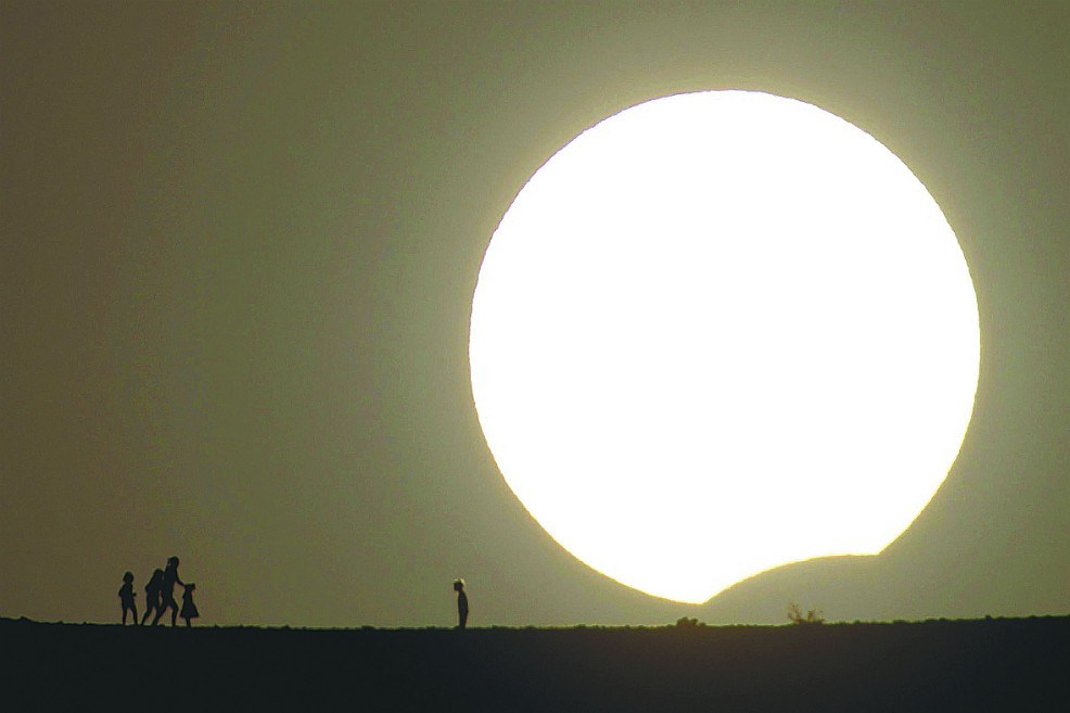 GRA359. BETANCURIA (FUERTEVENTURA), 21/08/2017.- Primeros instantes del eclipse de sol en el Valle de Santa InÈs, en Betancuria, en la isla de Fuerteventura (Canarias). EFE/Carlos De Sa·C