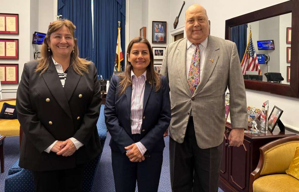Ángela María Buitrago (izquierda), ministra de Justicia. Nanette Barragán (centro), congresista del partido Demócrata. Daniel García-Peña (derecha), embajador de Colombia en Washington.