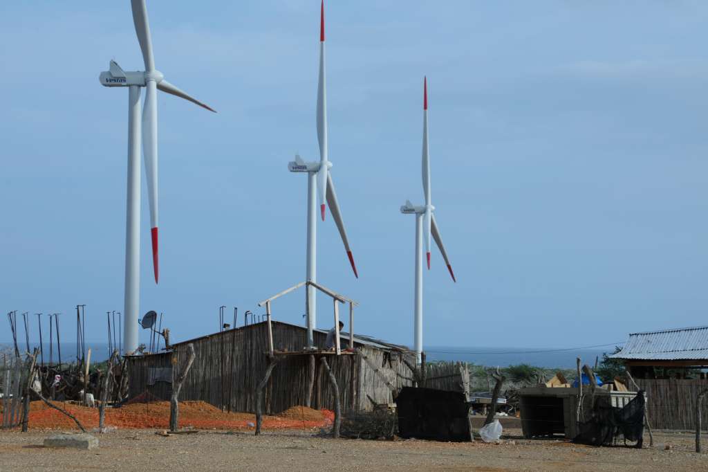 La oportunidad de producir energía con molinos de viento en La Guajira se convirtió en centro de discordia para las comunidades wayúu. Reclaman que se ha omitido información sobre los impactos de los parques eólicos en su territorio.
