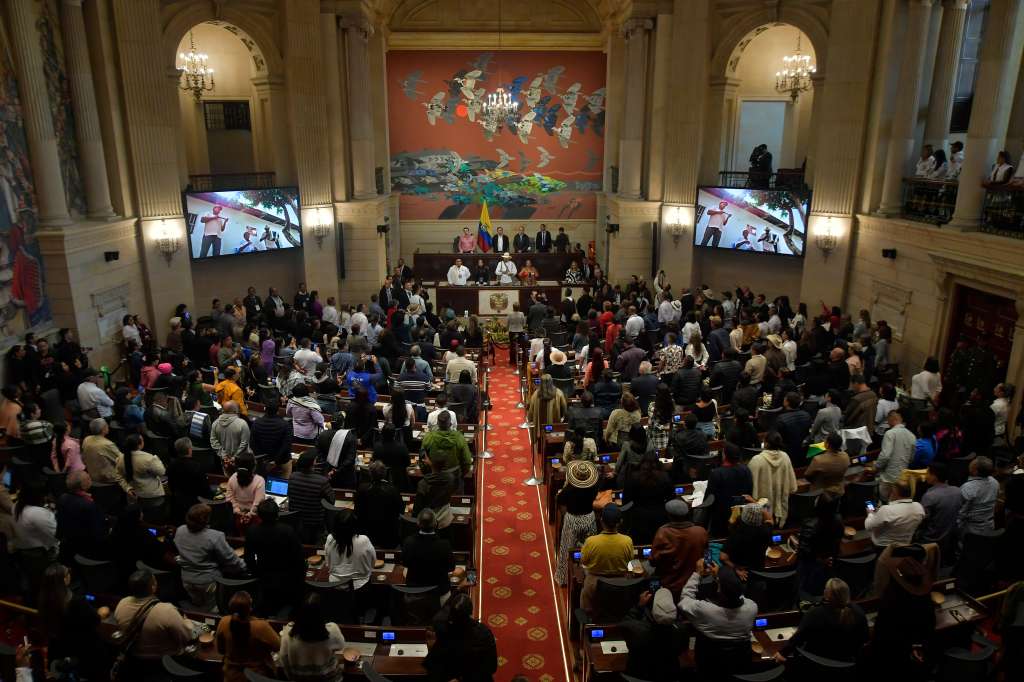 Presidente de la República, durante la instalación de la Comisión Mixta Nacional para Asuntos Campesinos, que se realizó este viernes en el Salón Elíptico del Congreso junto a la vicepresidenta Francia Márquez, y los ministros de Cultura, Juan David Correa; de Trabajo, Gloria Ramírez; de Agricultura, Martha Carvajalino; y al director del DNP, Alexánder López Maya.