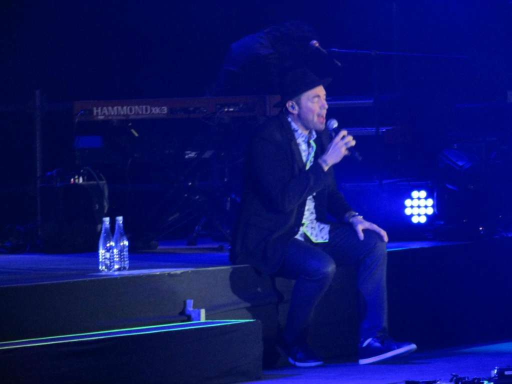 Santiago Cruz abrió su show en Bogotá, la primera estación del tour “Interplanetario”, con el que promociona su más reciente trabajo discográfico: “Trenes, aviones y viajes interplanetarios”. / Paula Casas