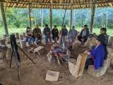 Reunirse alrededor del fuego para mantener vivo el namui wam, lengua de los misak