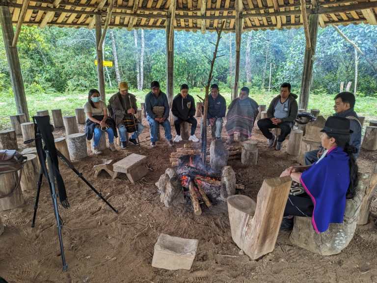 Reunirse alrededor del fuego para mantener vivo el namui wam, lengua de los misak