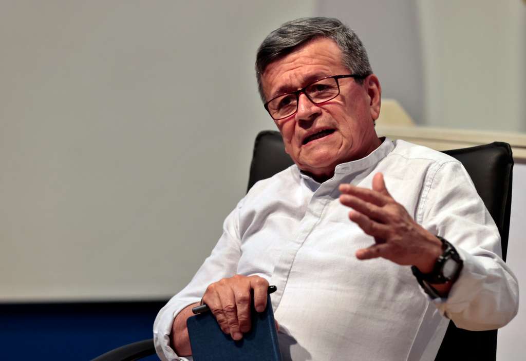 AME6035. LA HABANA (CUBA), 01/05/2023.- El jefe negociador de la guerrilla del Ejército de Liberación Nacional (ELN), Pablo Beltrán, habla hoy durante una entrevista con EFE en La Habana (Cuba). El negociador jefe del Ejército de Liberación Nacional (ELN), Pablo Beltrán, aseguró este lunes que en la guerrilla no hay menores de 16 años y que nadie es forzado a entrar o permanecer en sus filas. EFE/Ernesto Mastrascusa